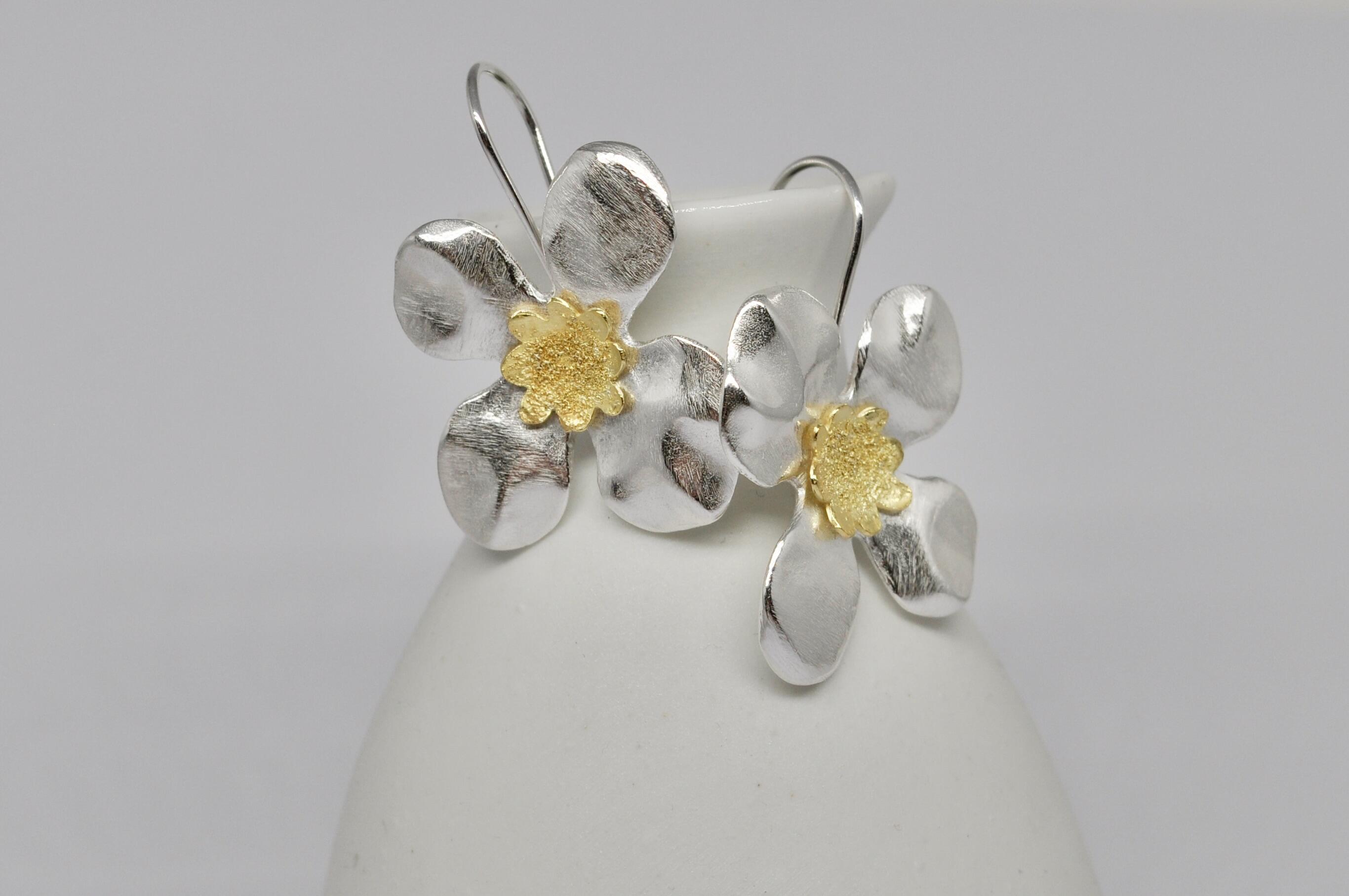 Silver earrings, 18 carat gold, flowers