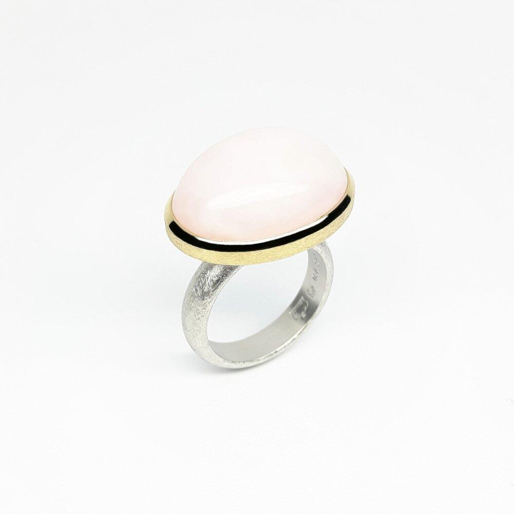 Bague en argent 925/-, or jaune 18kt et calcédoine rose. Pièce unique.