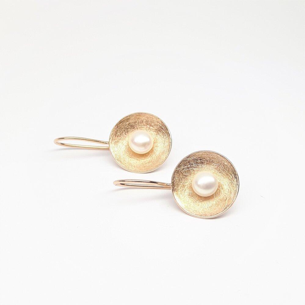 Earrings in 18kt rose gold and freshwater cultured pearls.