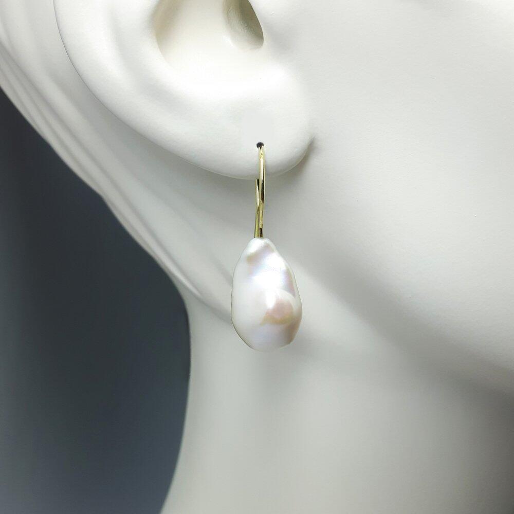 Boucles d'oreilles en or jaune 18kt et perles de culture d'eau douce blanches.