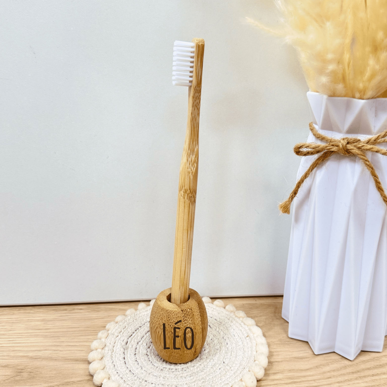 Personalisierte Bambuszahnbürste mit Standfuß