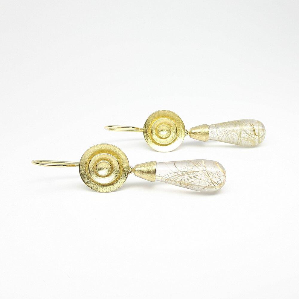 Boucles d'oreilles en or jaune 18kt et pampilles en quartz rutile cheveux d'ange. Pièce unique.