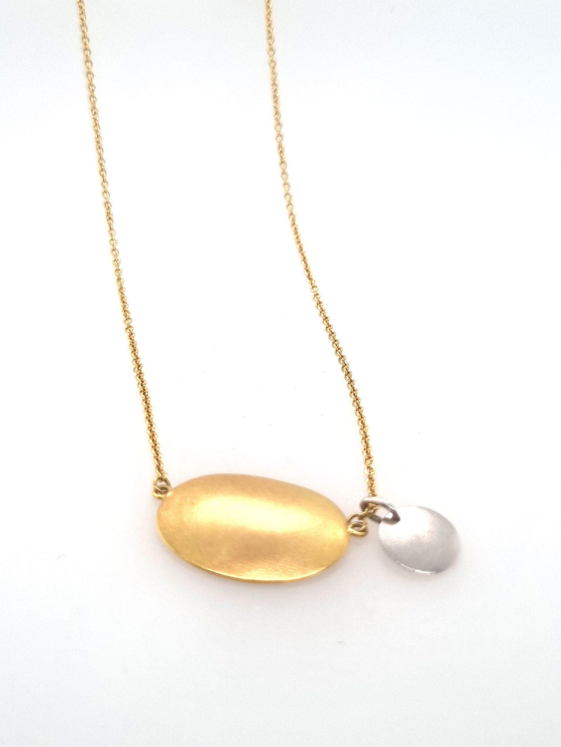 42 cm chain in 18K yellow gold with disc charms in 18K yellow gold and 18K white gold