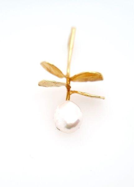 # 18K yellow gold pendant with pearl