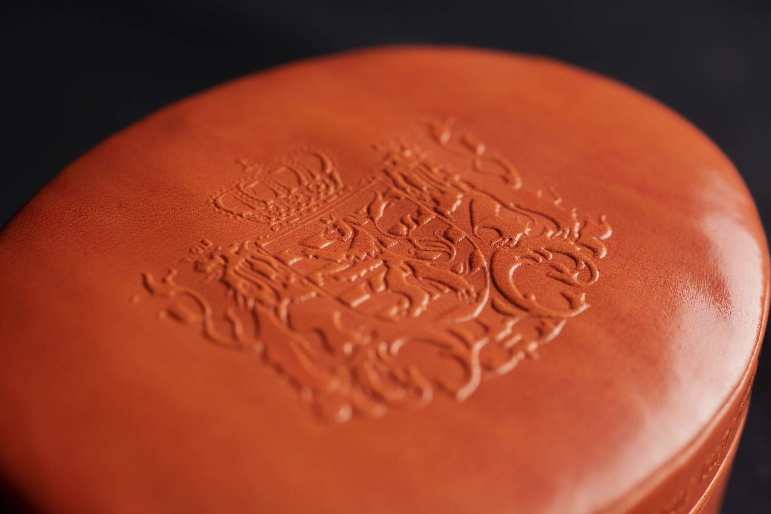 Boîte d'antiquités avec armoiries 19ème siècle En vente sur