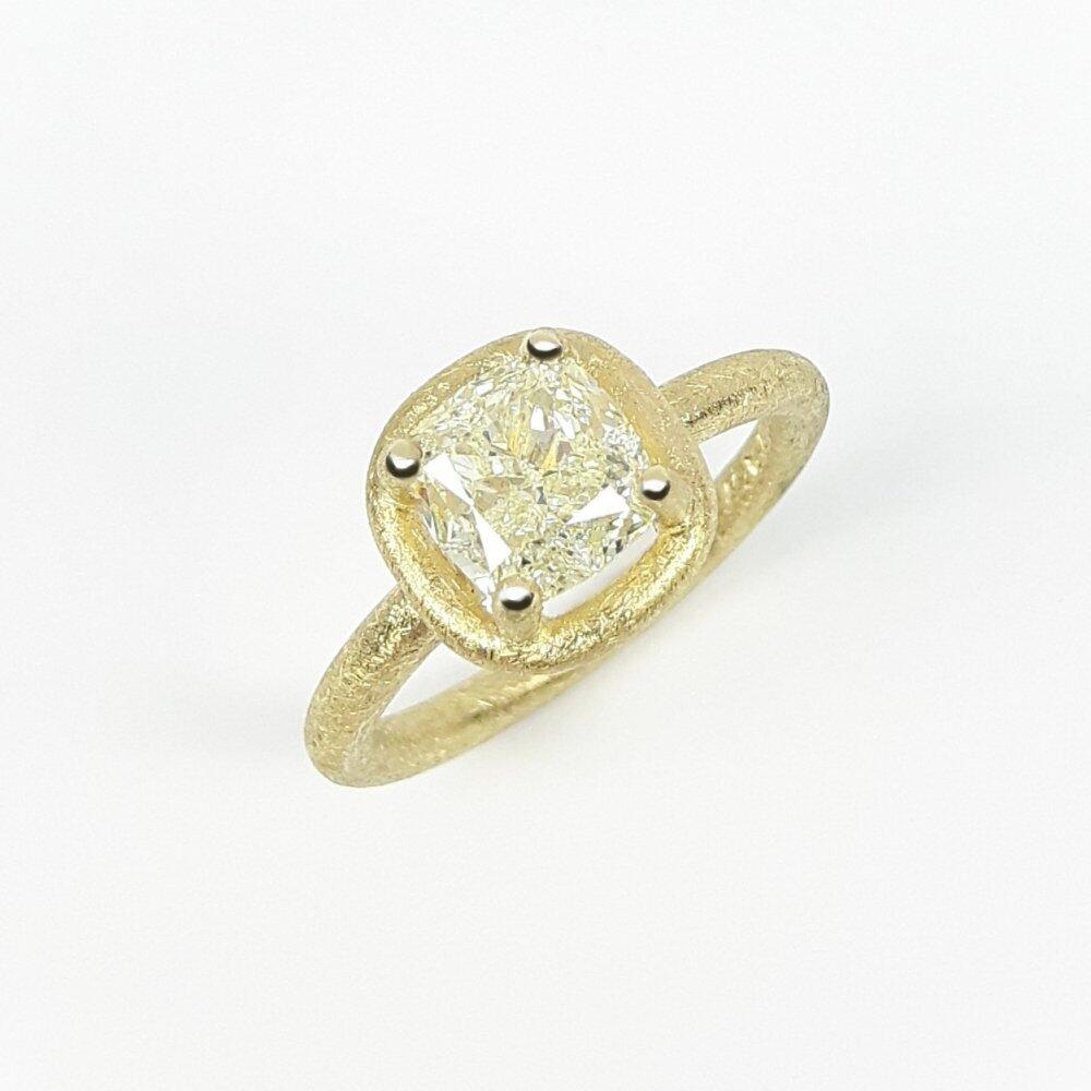 Bague solitaire en or jaune 18kt et diamant coussin 2,00ct. Pièce unique.