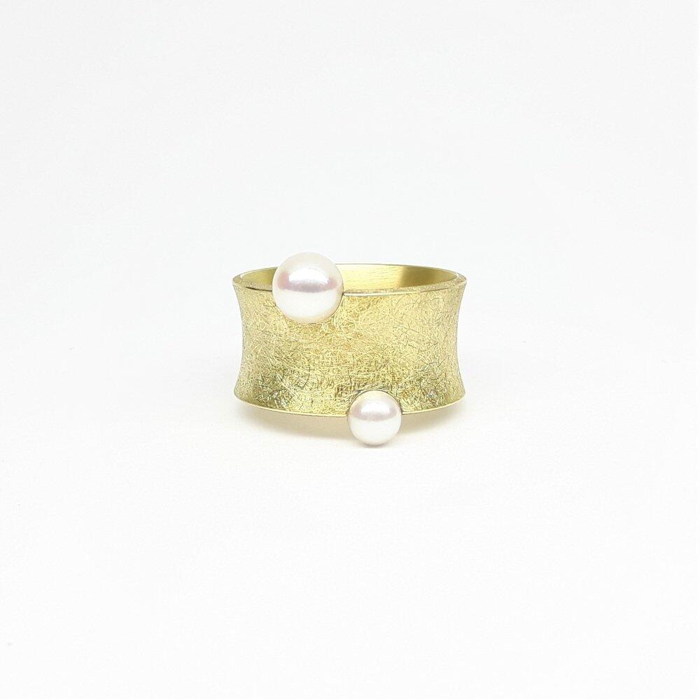 Bague or jaune 18kt et perles blanches Akoya.