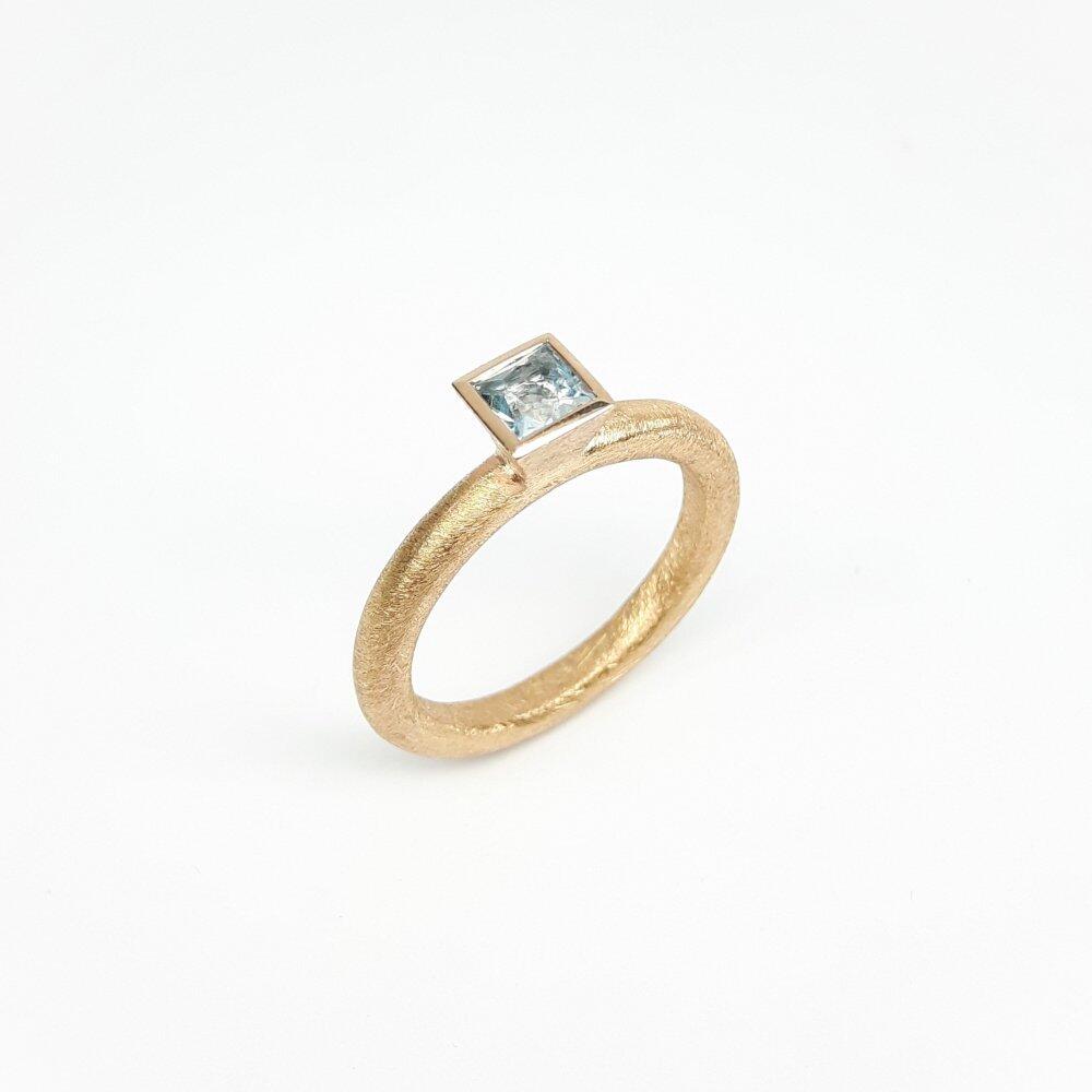 "combiring small", 18kt red gold and aquamarine.