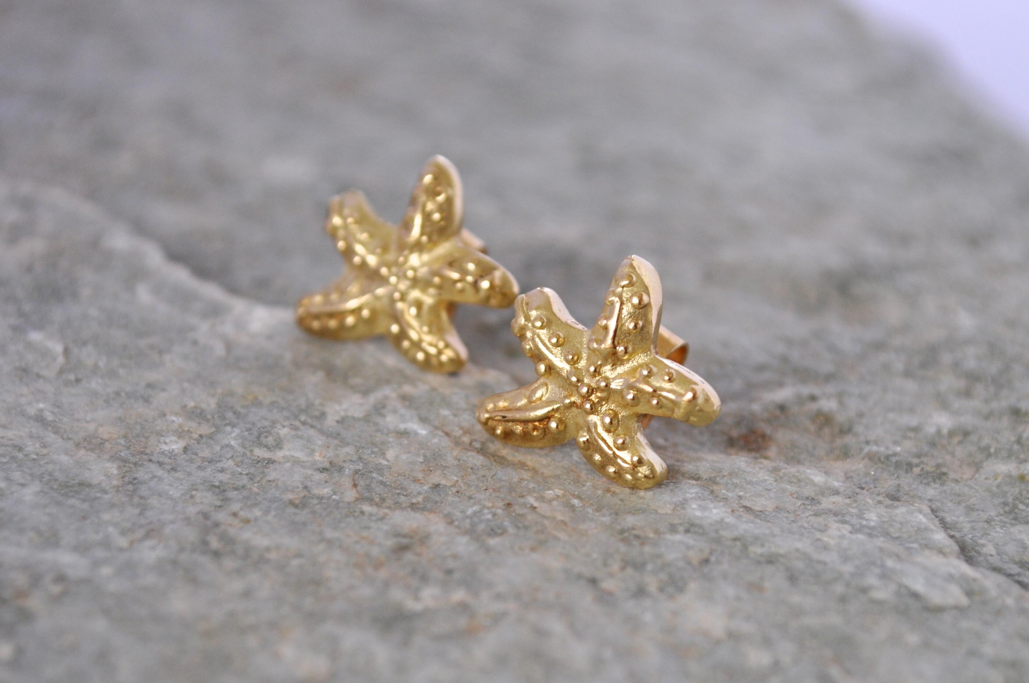 Simple small earrings starfish in yellow gold 18 carat