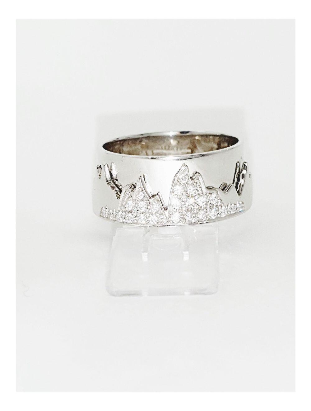 # Weißgoldring mit 0,20 ct natürlichen Diamanten in 'LES ALPES' 0,8 cm Breite