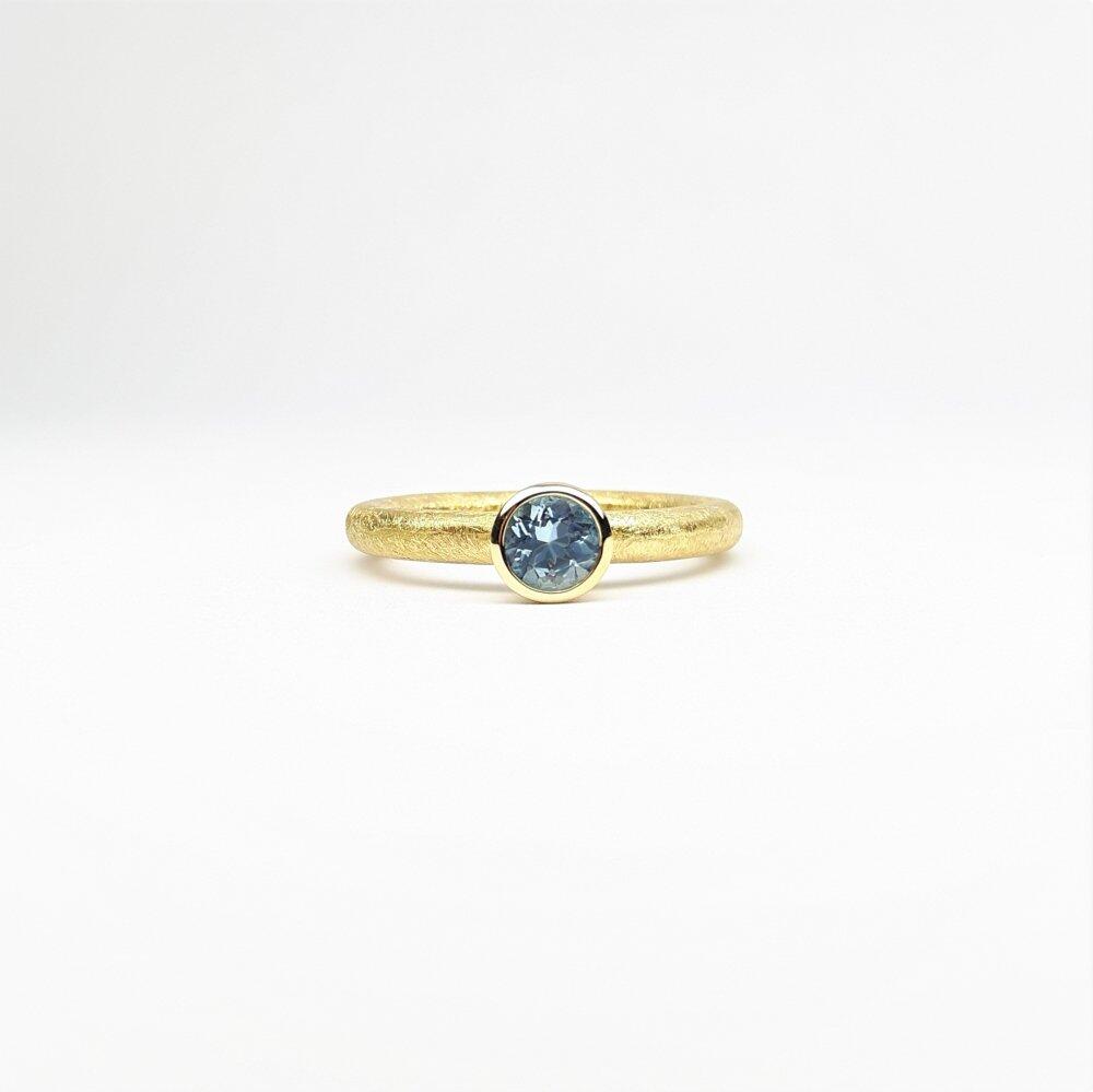 "combiring small", 18kt yellow gold and aquamarine Ø5mm.