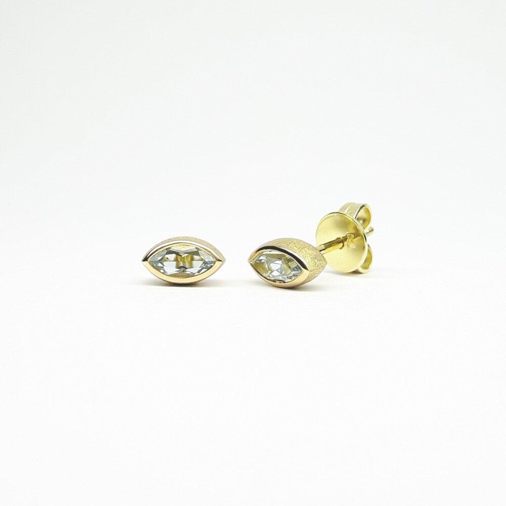 Stud earrings in 18kt yellow gold and navette-cut aquamarine.