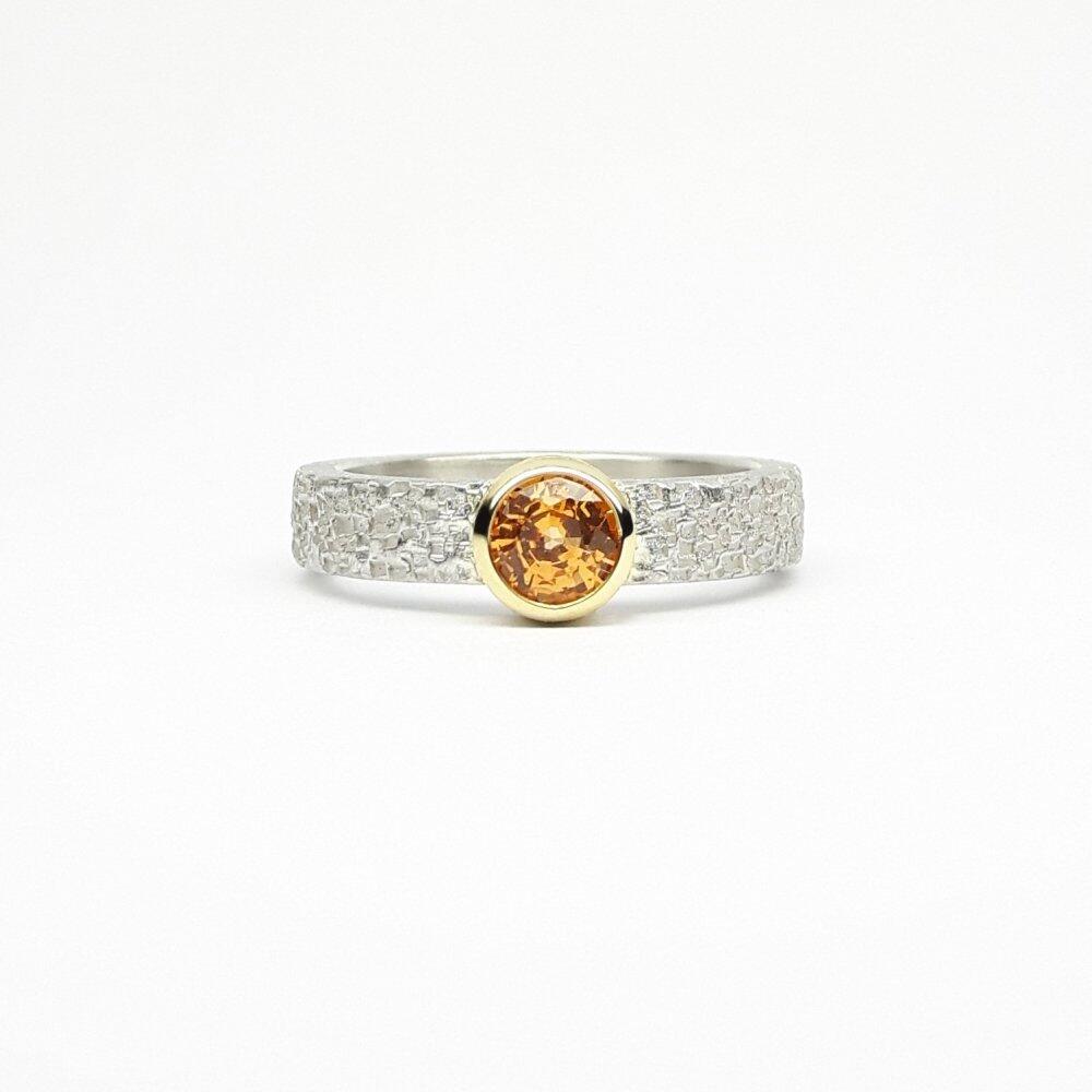 Ring aus 925er Silber, 18kt Gelbgold und Mandaringranat. Unikat.