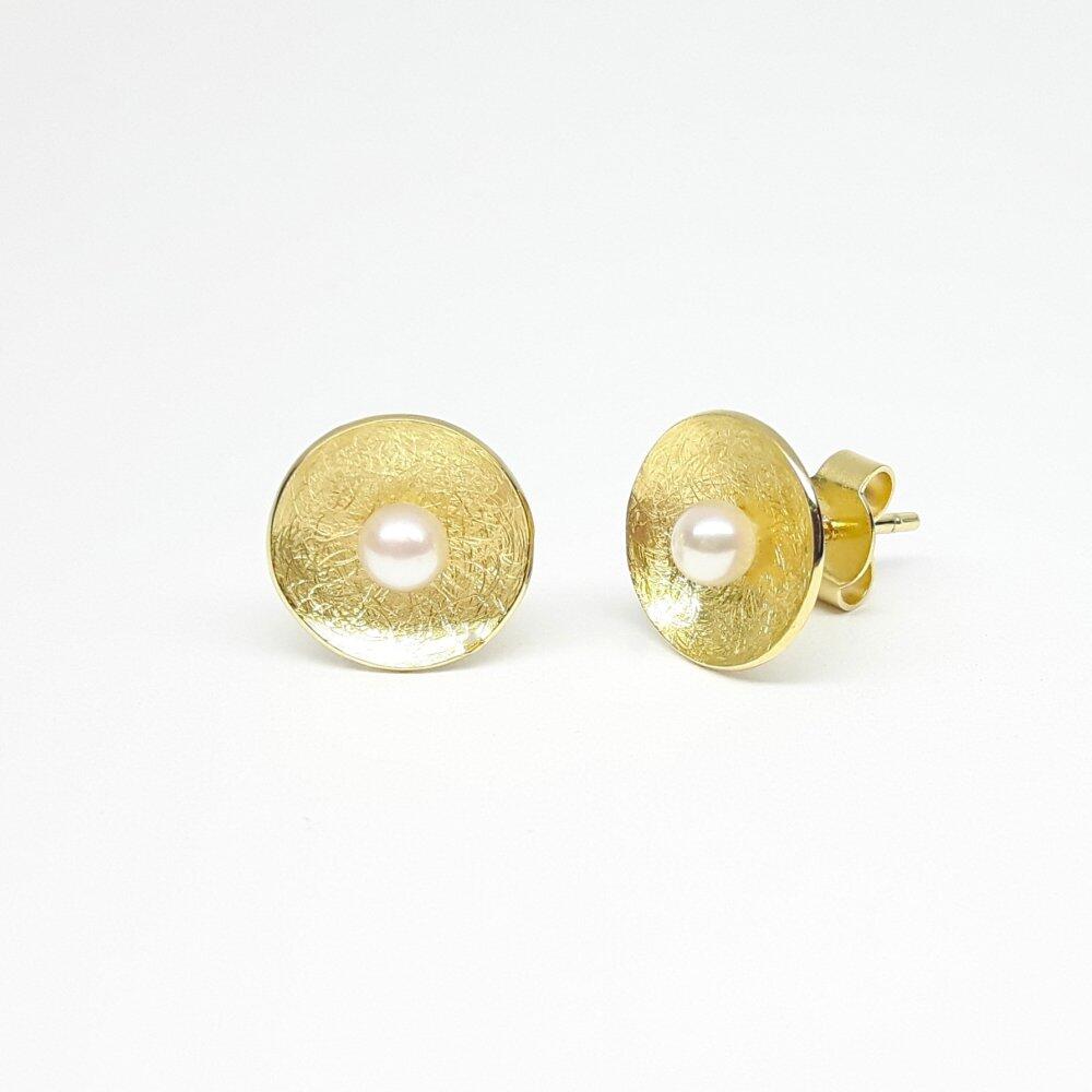 18k yellow gold stud earrings with Akoya pearls.
