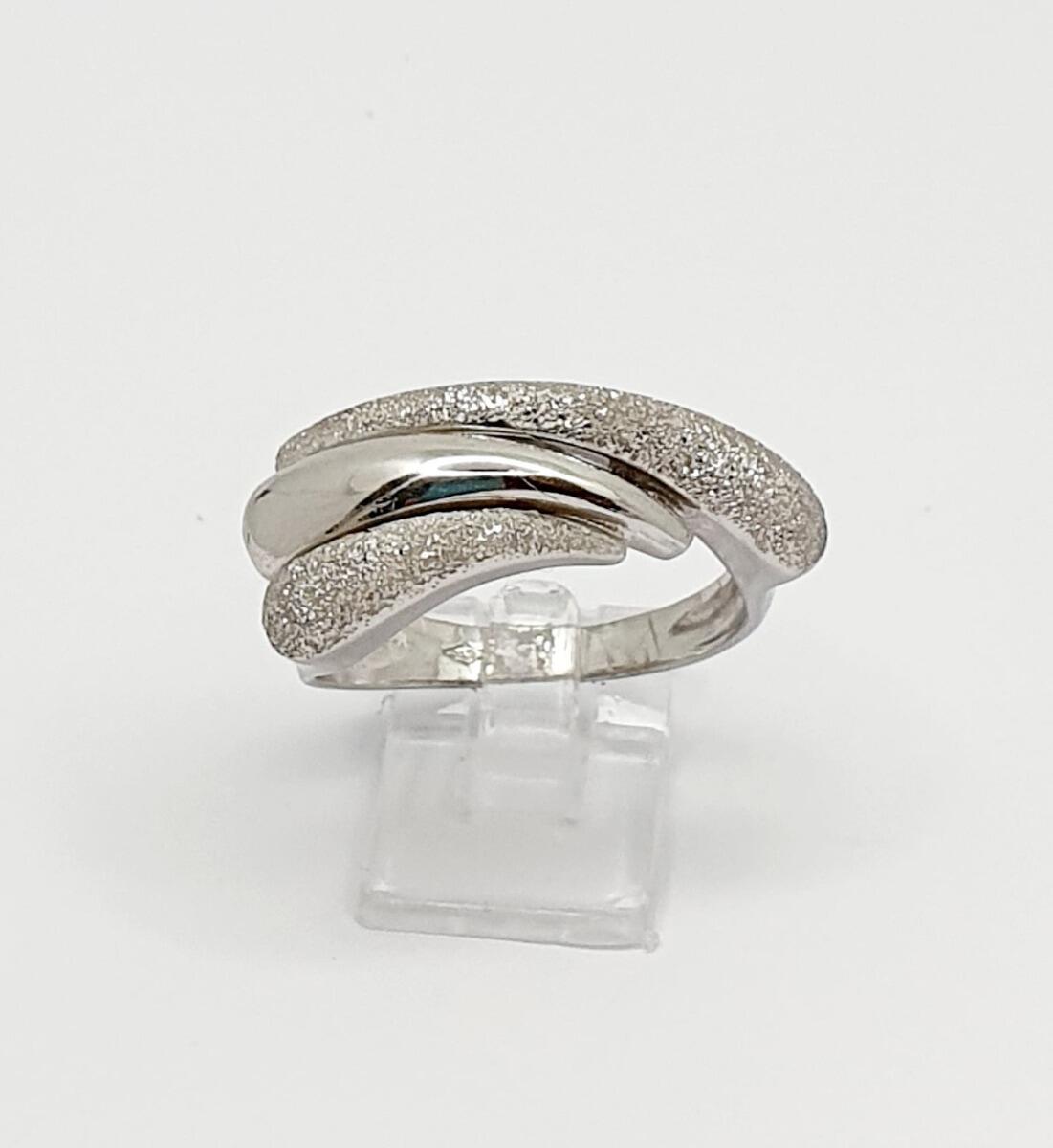 18K white gold swooch diamond ring