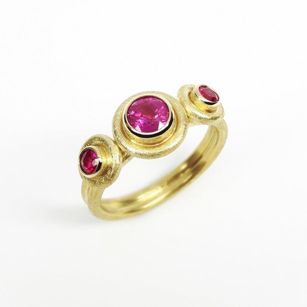 "rubis rubis rubis", bague en or jaune 18kt et rubis. Pièce unique.