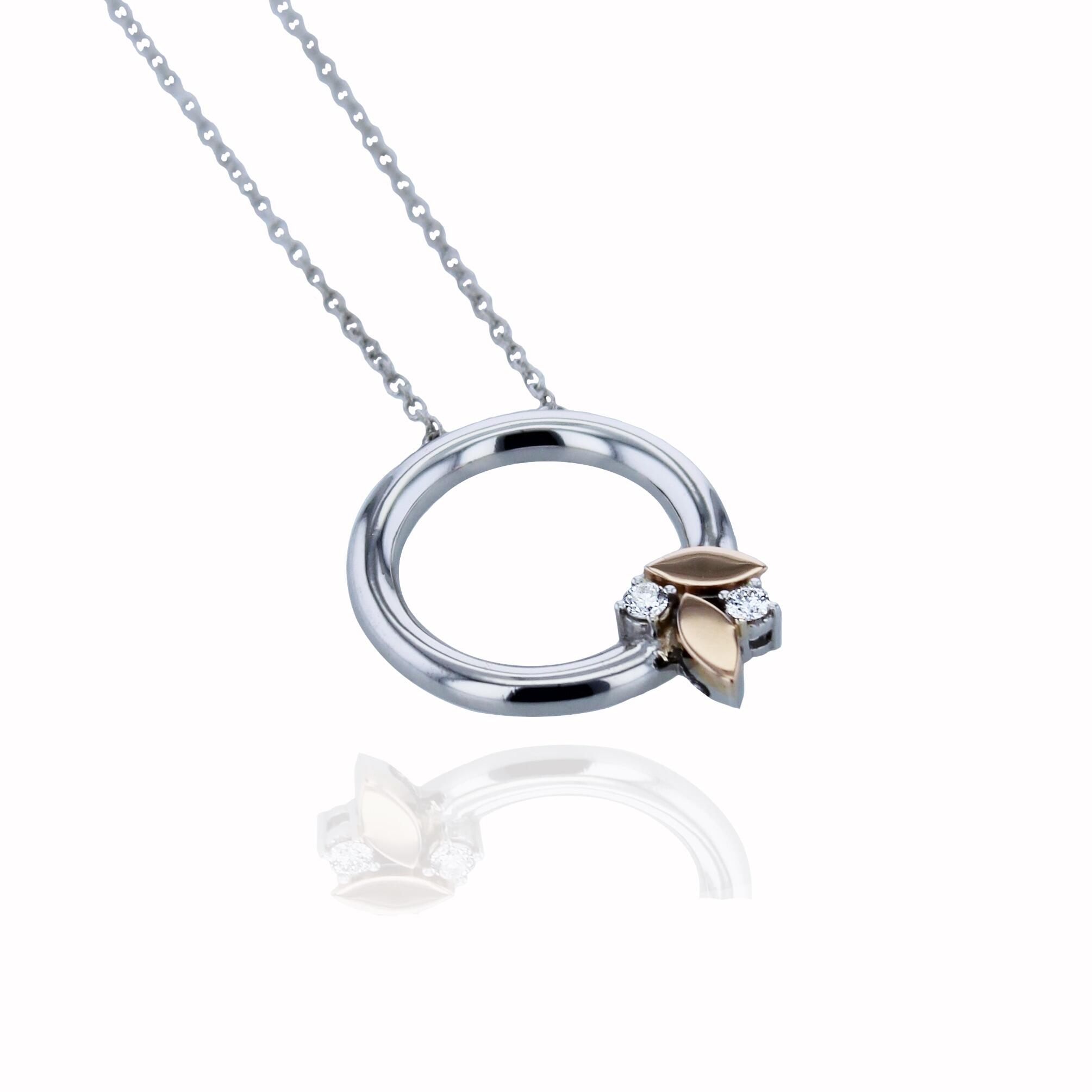 Anhänger der Kollektion „Couronne de Chêne“ von Schroeder Joailliers aus 18 Karat Weiß- und Rotgold