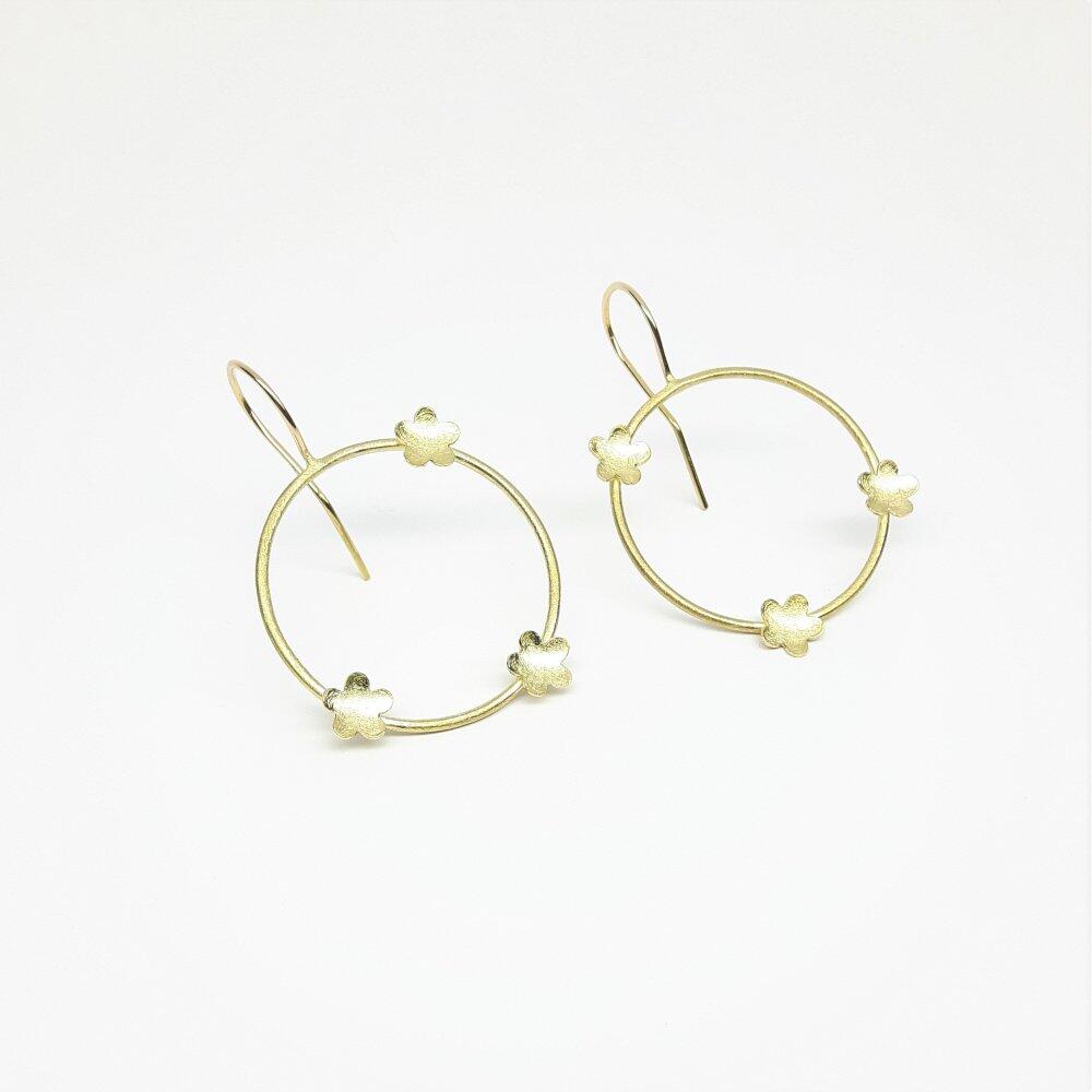 "flower-power", earrings in 18kt yellow gold.