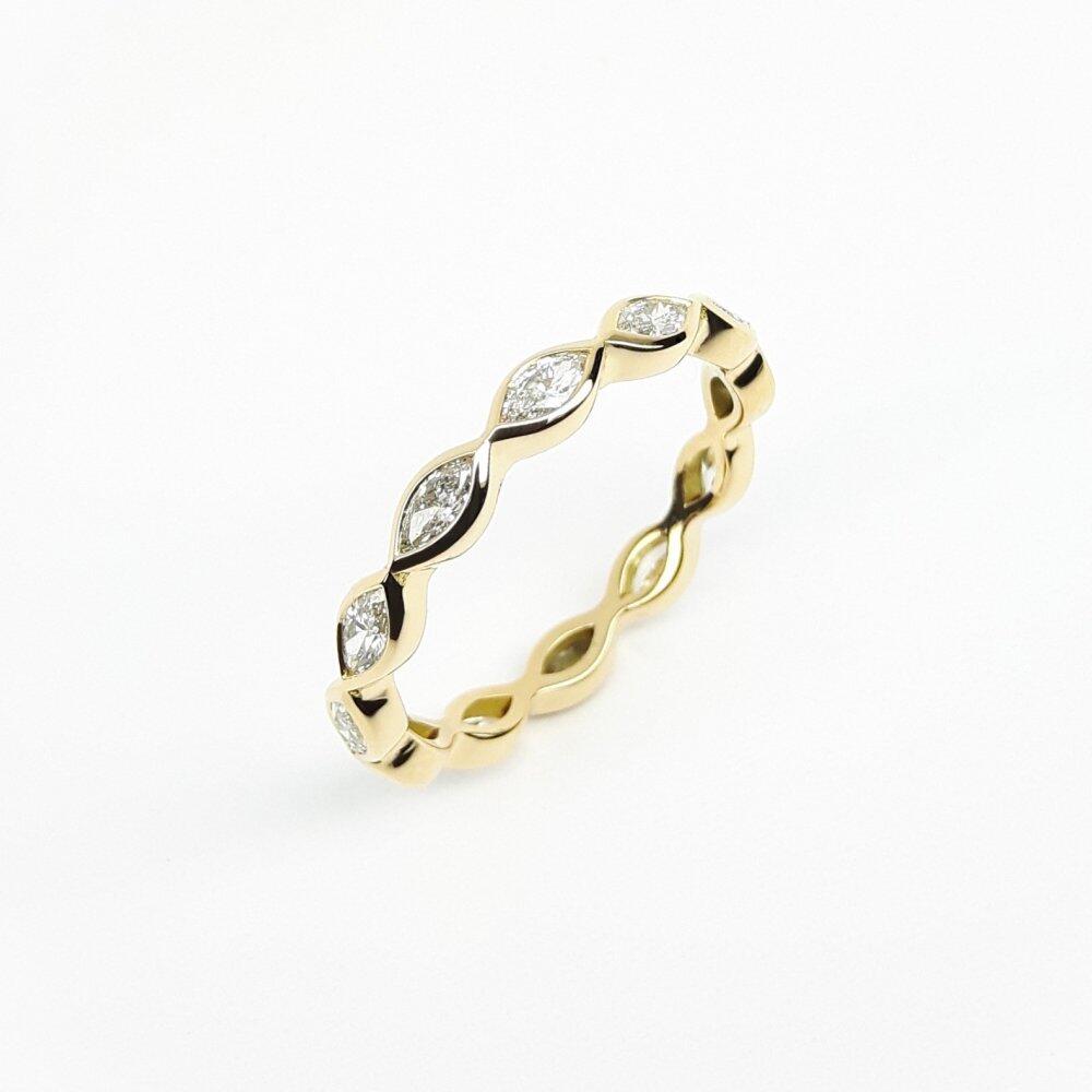 "timeless", bague en or jaune 18kt et diamants marquise 0,64ct. tot. Pièce unique.