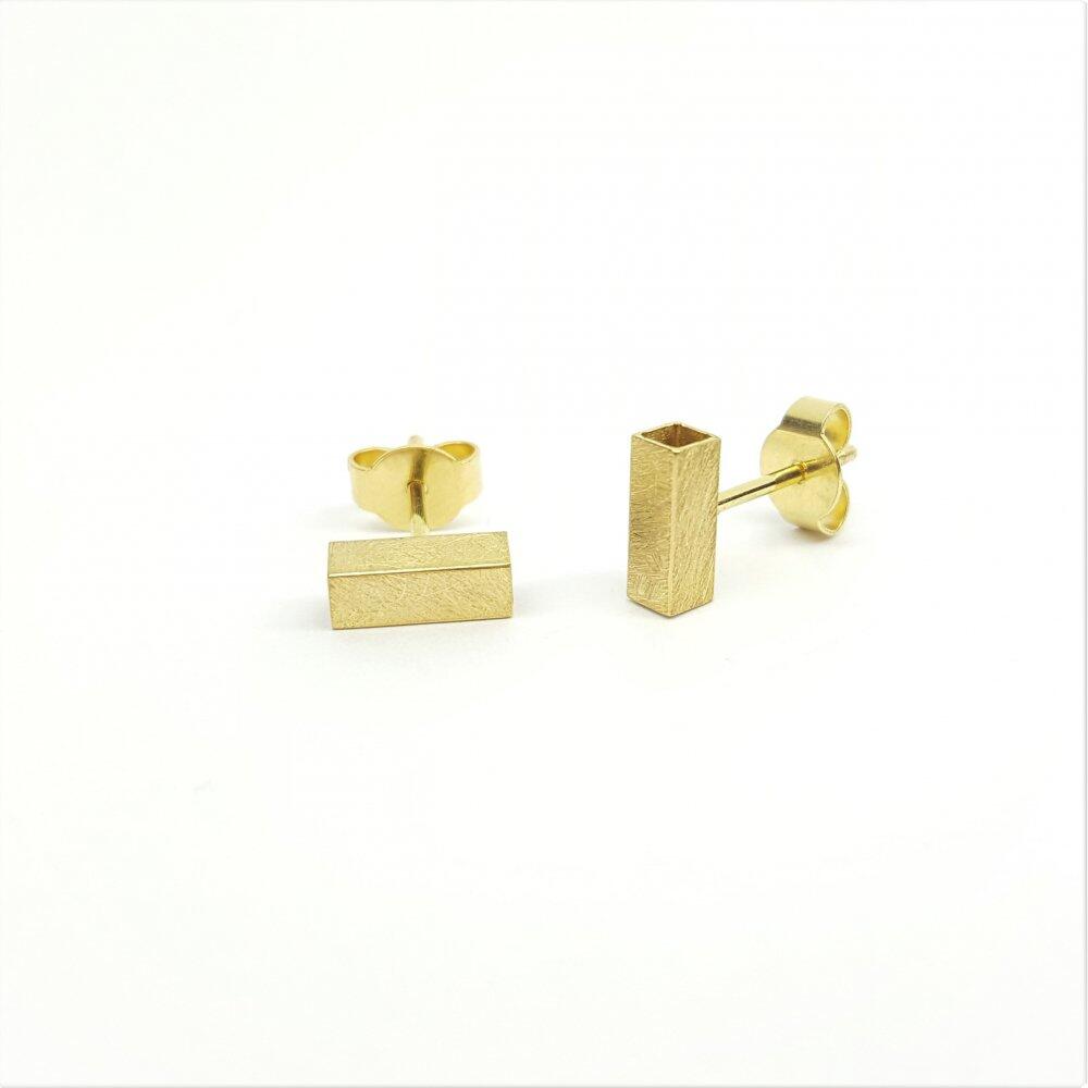 Stud earrings in 18kt yellow gold.