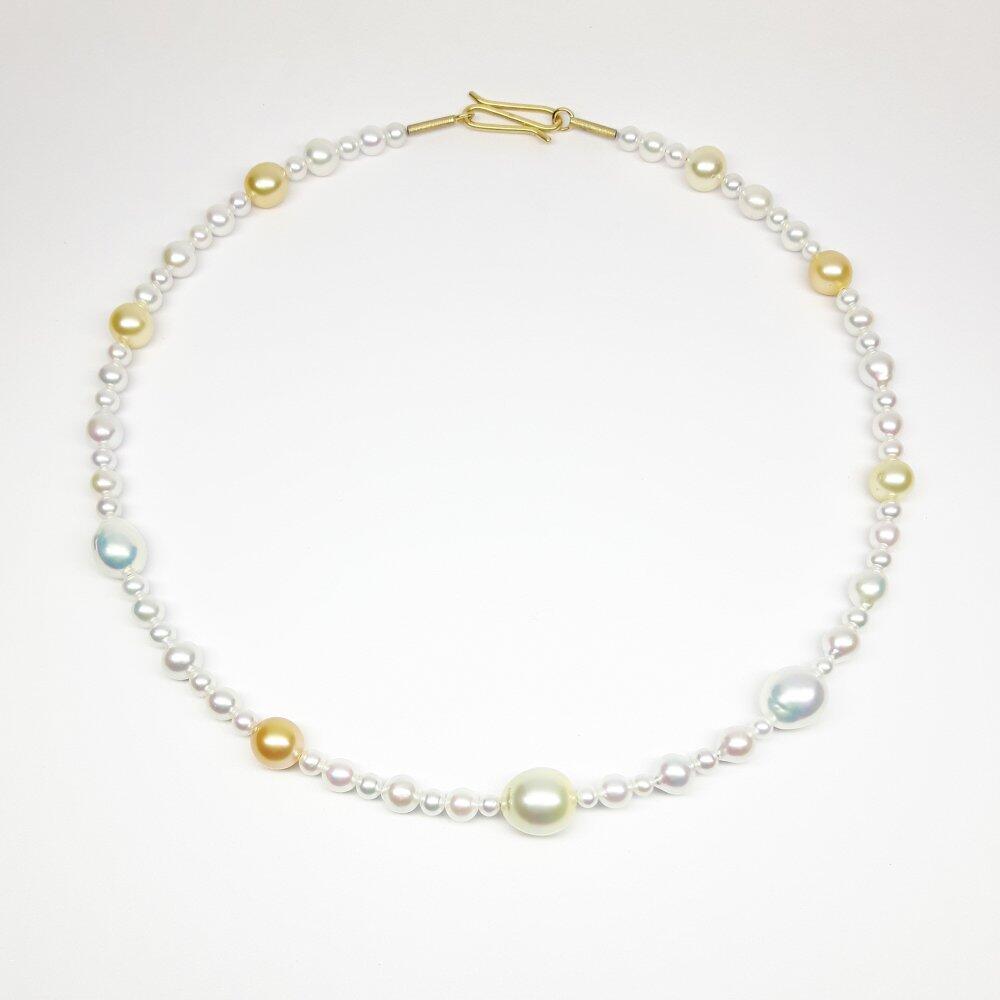 Collier aus Süsswasserzuchtperlen, Mingperlen, Südseeperlen, und 18kt Gelbgold. Unikat.