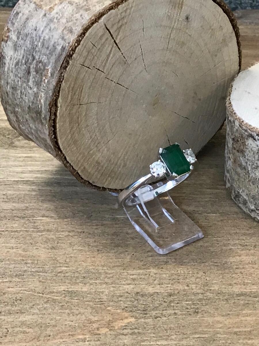 # Weißgoldring mit 0,50 ct Smaragd und 0,23 ct Diamanten