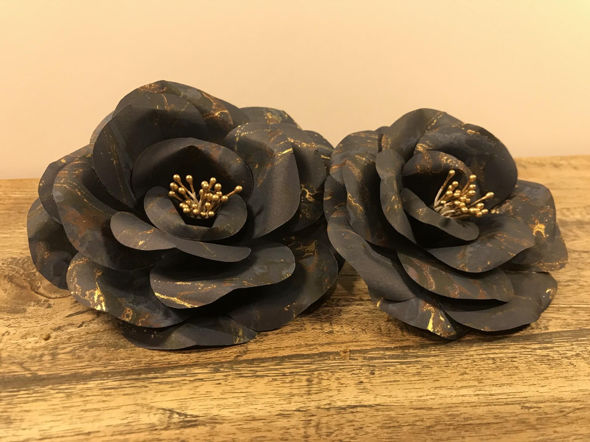 Duo aus blauen Papierblumen 