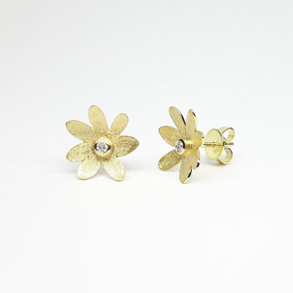 "flower-power" stud earrings in 18kt yellow gold and diamonds.