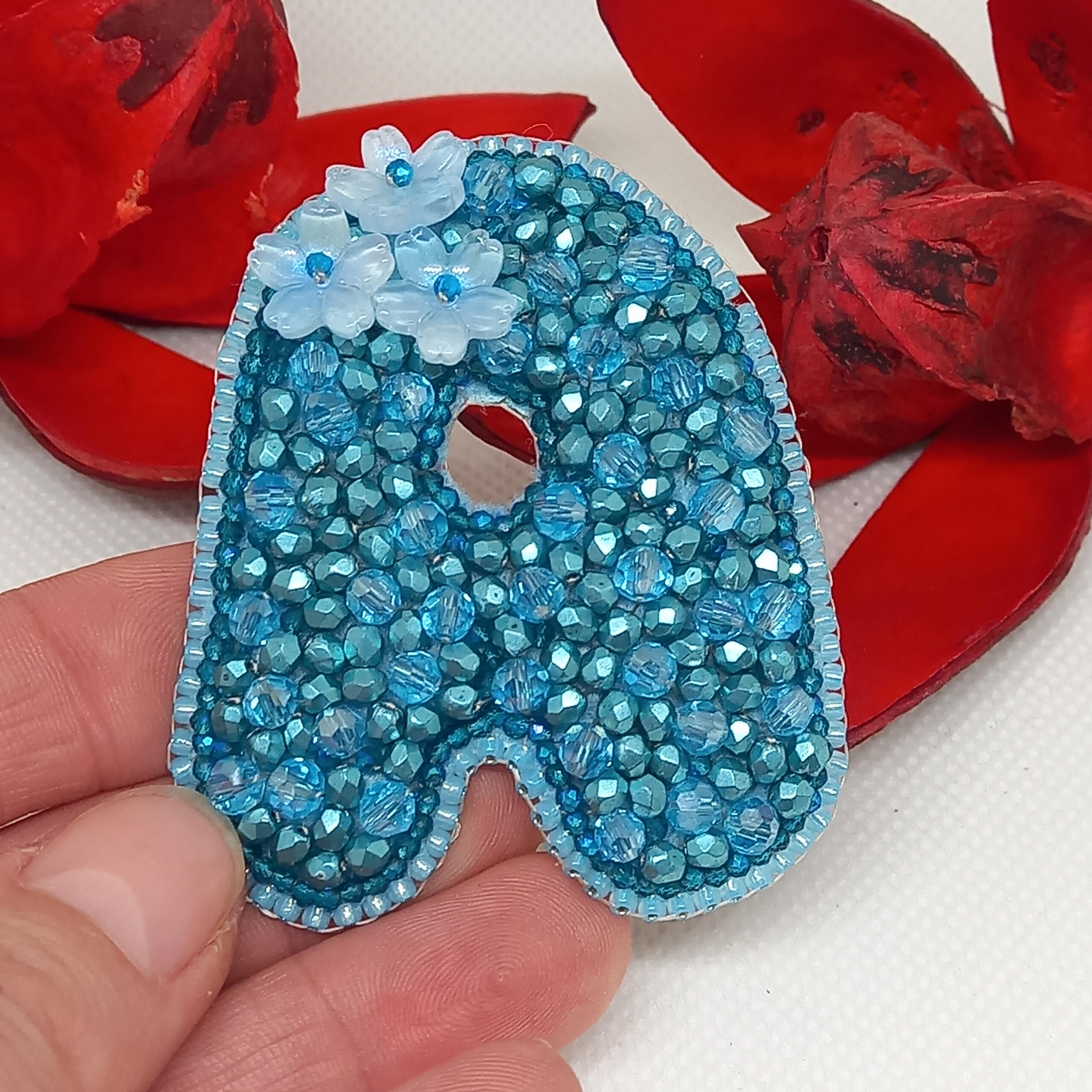 Broche en forme de lettre A