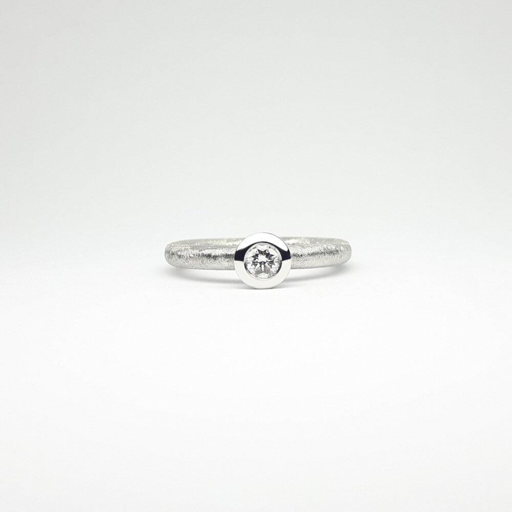 "combiring small" in 18kt white gold with 0.30ct brilliant-cut diamond Ø4.3mm.