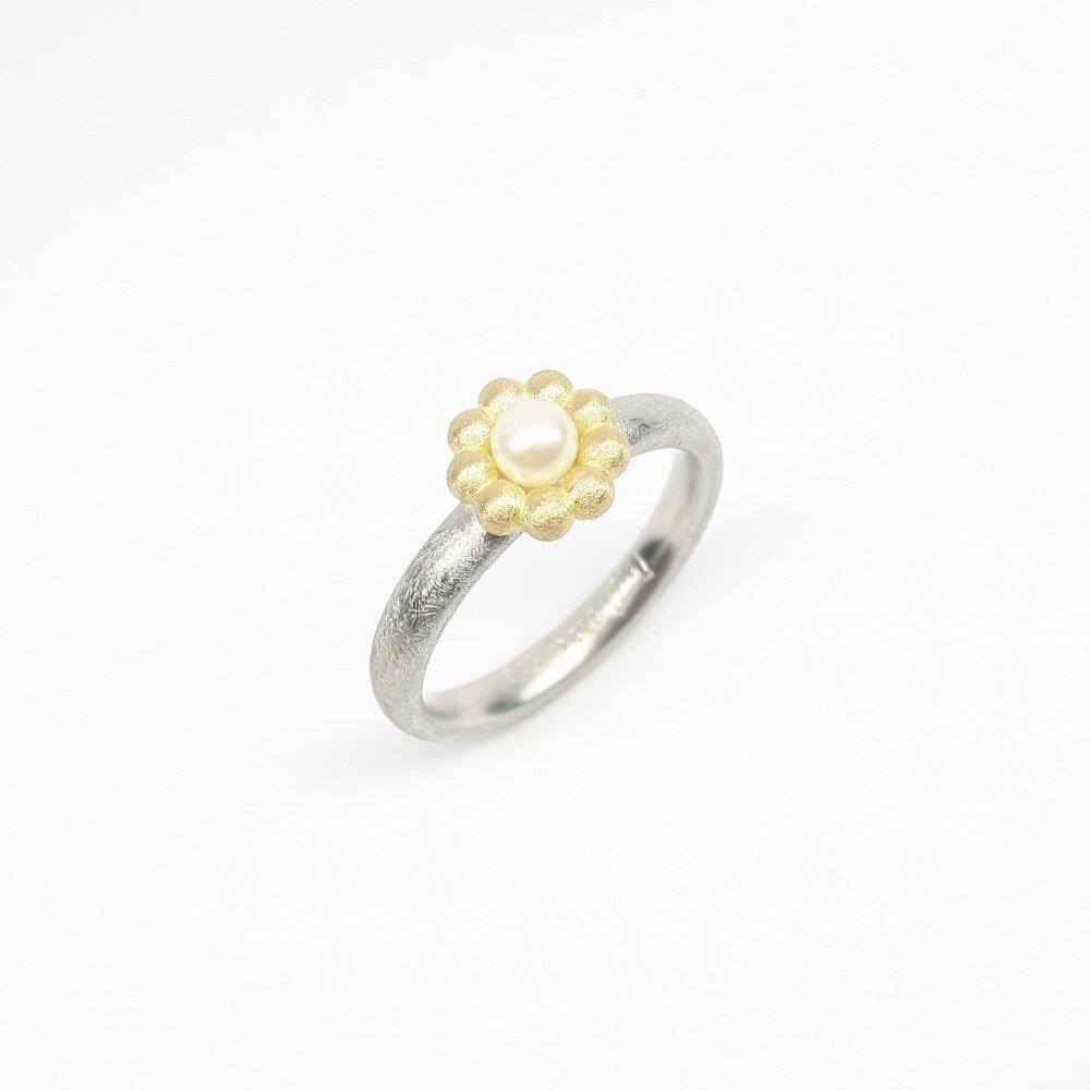 "round around", ball ring in 925 silver, 18kt yellow gold and Akoya pearl.