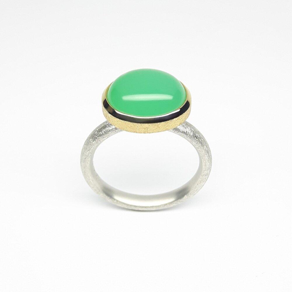 Bague en argent 925/-, or jaune 18kt et chrysoprase. Pièce unique.