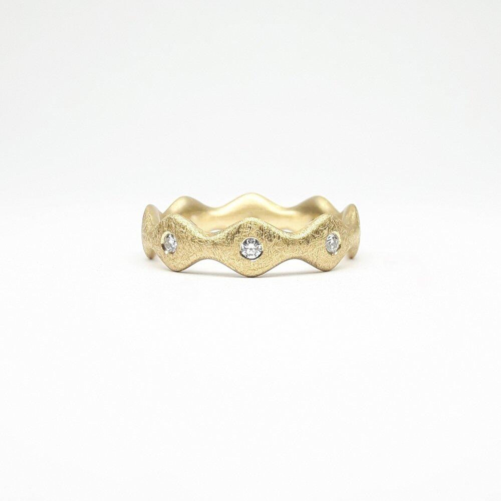 "waves", bague en or jaune 18kt et 8 brillants.