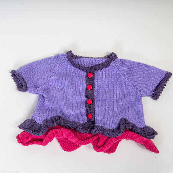 Baby- oder Kleinkindjacke mit kurzem Arm und Rüschenbund, handgestrickt