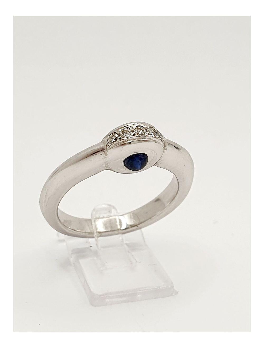 # Weißgoldring mit 0,50 ct blauen Saphiren und 0,10 ct natürlichen Diamanten