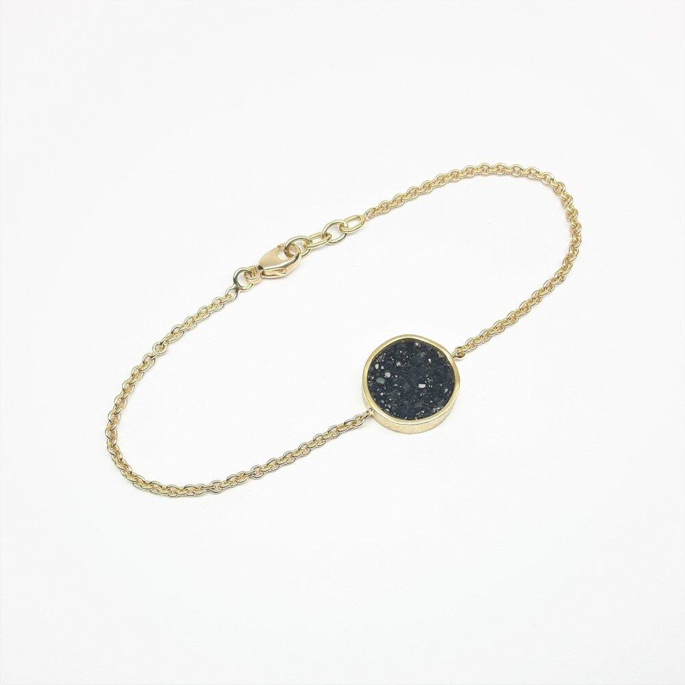 Arm jewelry in 18kt yellow gold with a black crystal agate. Unique piece.