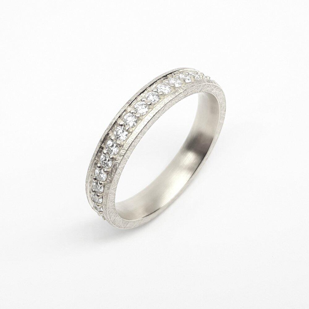 'tunnel of love', bague en or blanc 18kt et 36 diamants.