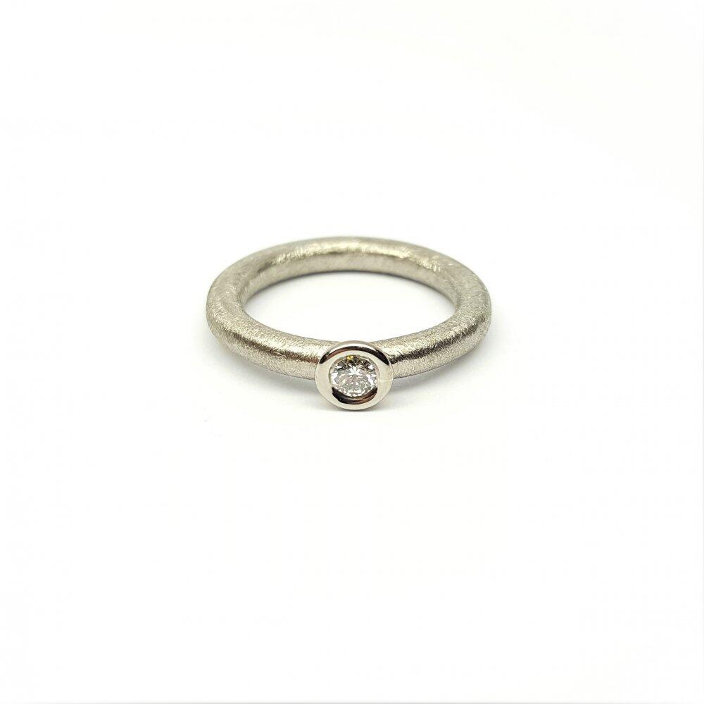 "combiring mini" in 18kt white gold with diamond.