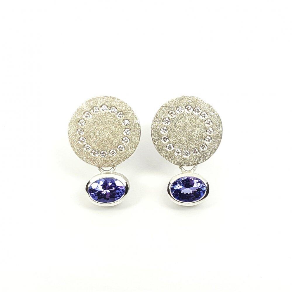 Stud earrings in 18kt white gold, diamonds and tanzanite. Unique piece.