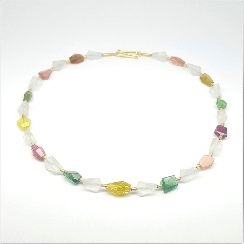 Collier en tourmaline, émeraude, cristal de roche et or jaune 18kt. Pièce unique.