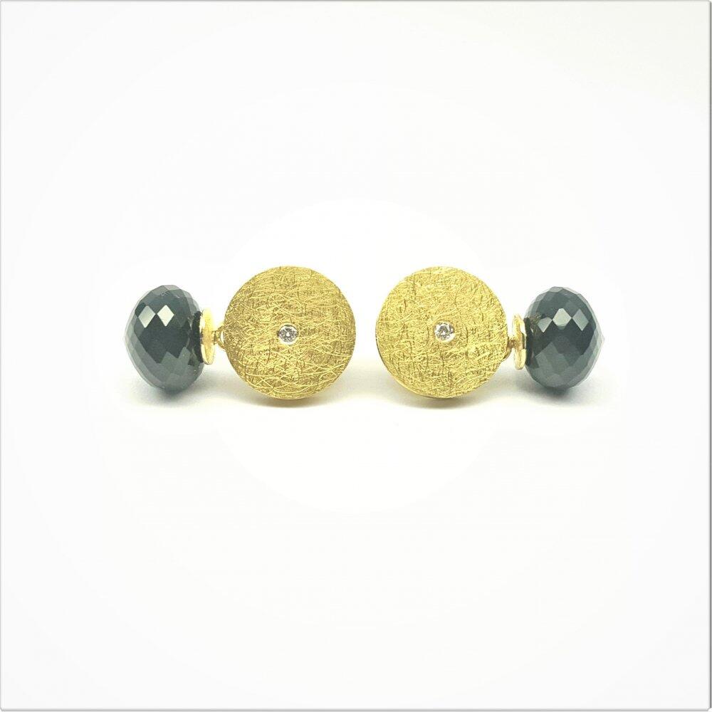 Stud earrings in 18kt yellow gold, onyx pampels and diamonds. Unique piece.