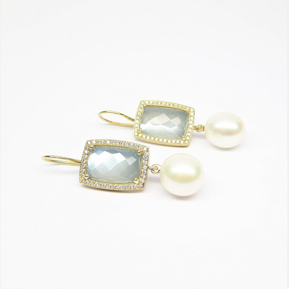 Earrings made of 18kt yellow gold, moonstone, pearls as well as diamonds. Unique piece.