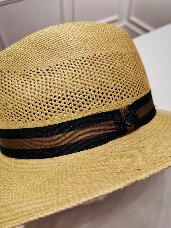 Chapeau Panama; Coloris sable avec bandeau bicolore bleu-marron 