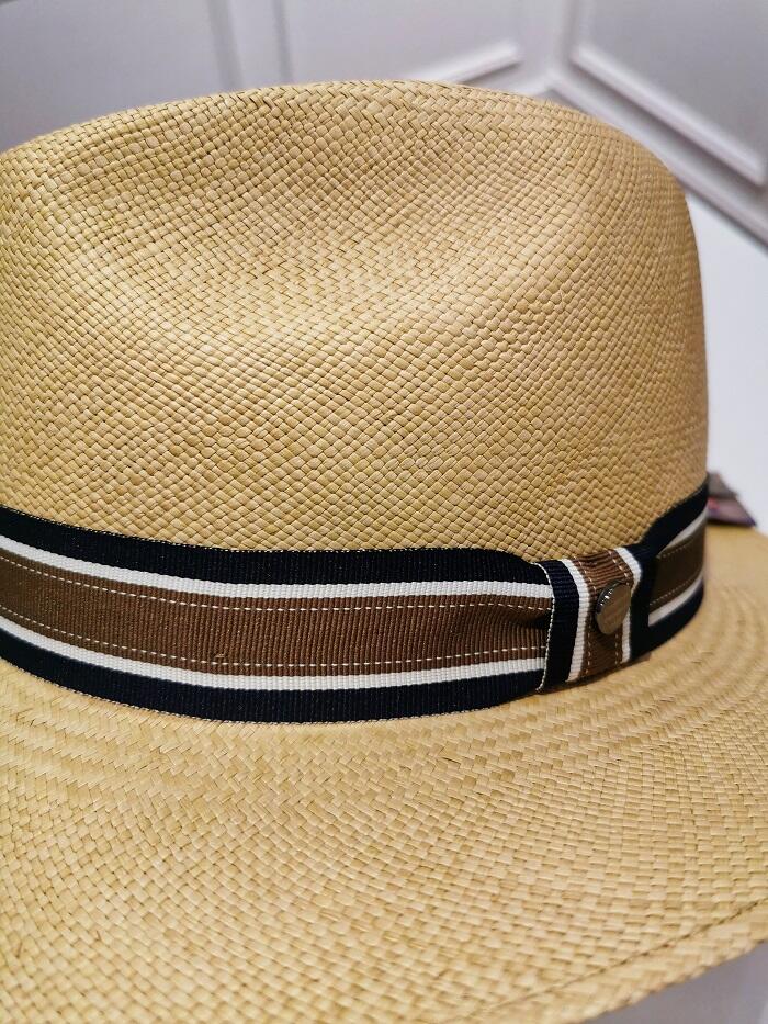 Chapeau Panama;  Coloris sable avec bandeau tricolore bleu-blanc–marron  