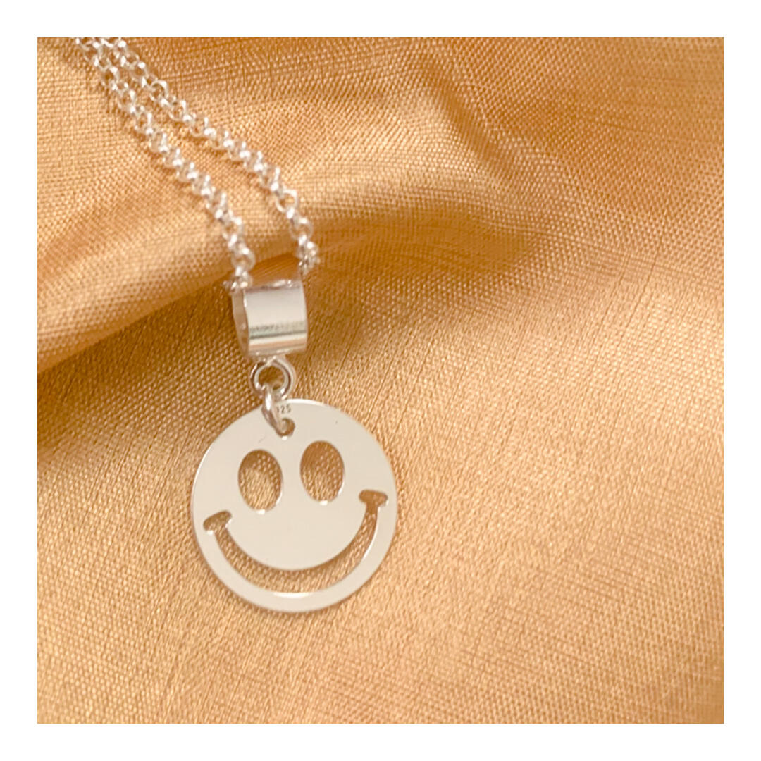 Smiley necklace with chain: silver rhodium or 24k gold