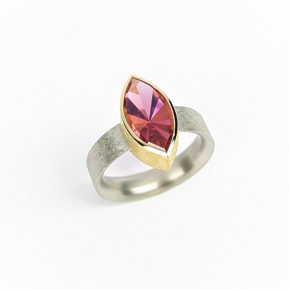 Bague en platine, or jaune 18kt et tourmaline rouge. Pièce unique.