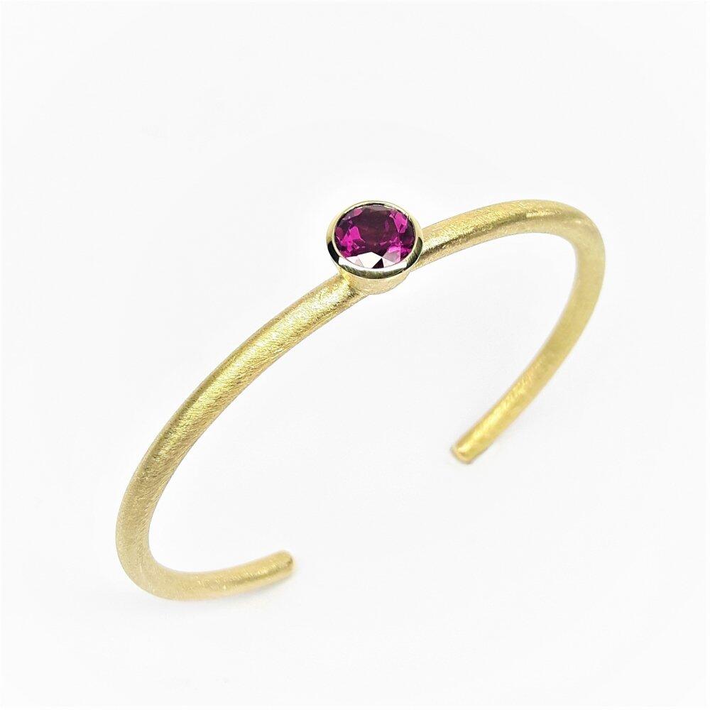 Bangle in 18kt yellow gold and rhodolite garnet. Unique piece.