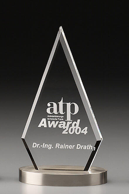 Metal Pyramid Award 7431, acrylique/métal, gravure incluse, disponible en 3 tailles