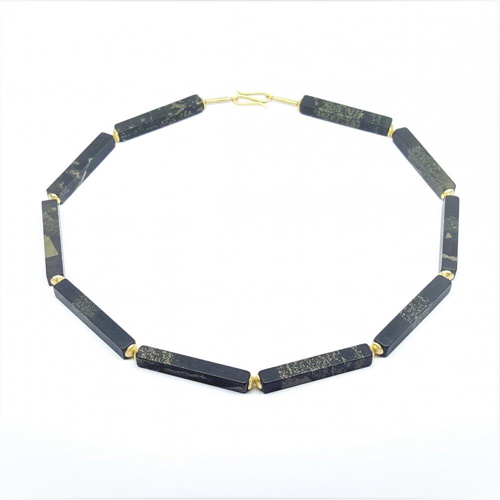 Collier aus Schiefer-Pyrit und 18kt Gelbgold. Unikat.