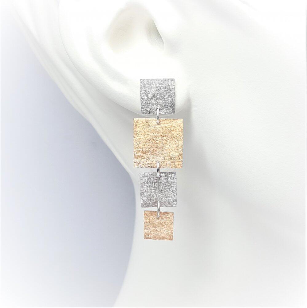 Boucles d'oreilles "dancing squares" en argent et or rouge.